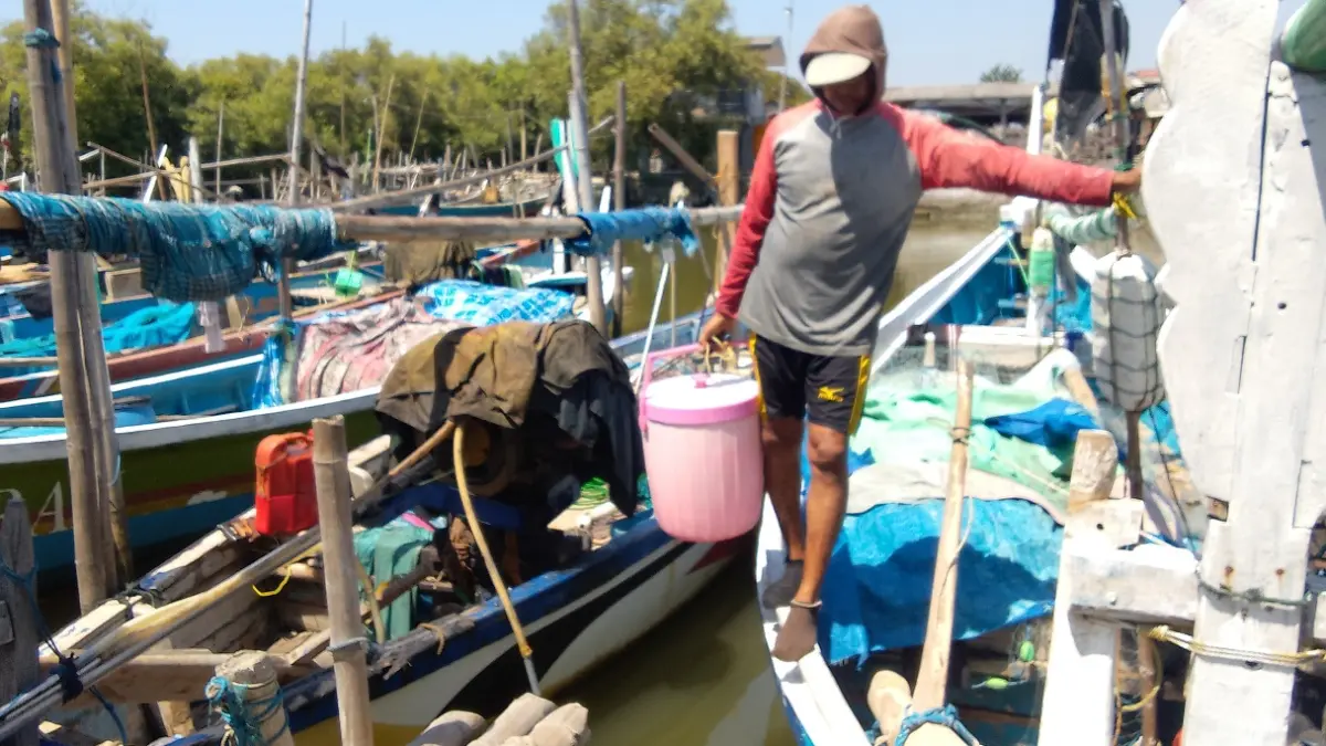 PEDULI: Pekerja rentan berisiko tinggi nelayan di Gisikcemandi, Sedati, Sidoarjo. (DIKY SANSIRI/RADAR SIDOARJO)
