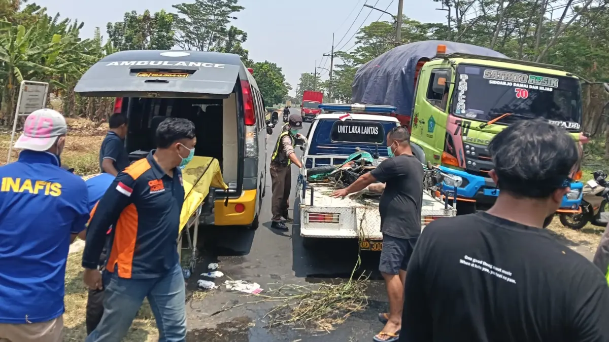 PERIKSA AWAL Polisi lakukan evakuasi mayat beserta motor di parit Jabon.