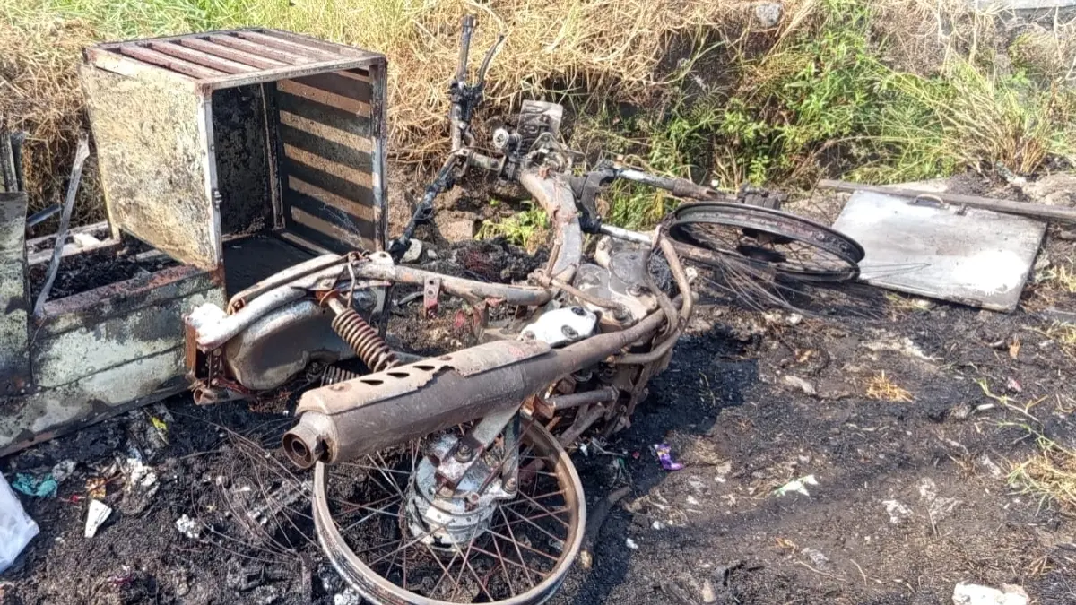 LUDES: Motor terbakar di Tulangan, Sidoarjo.