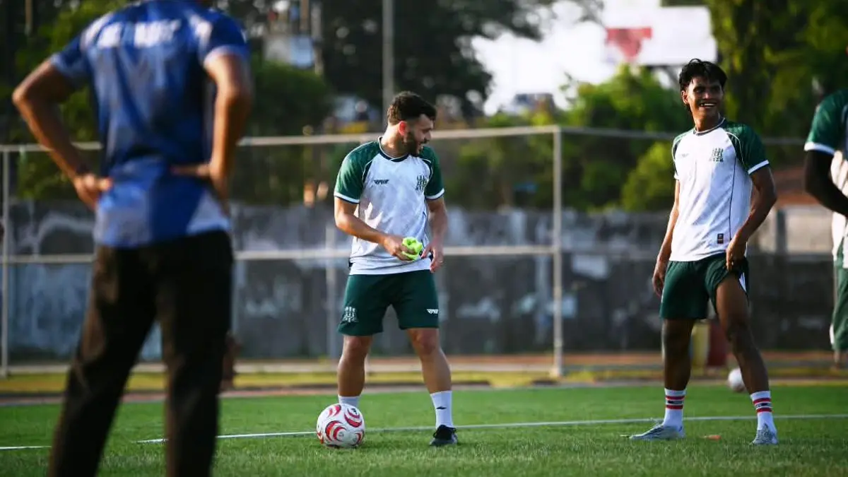 PERCAYA DIRI: Pemain Deltras Sidoarjo saat menjalani latihan.