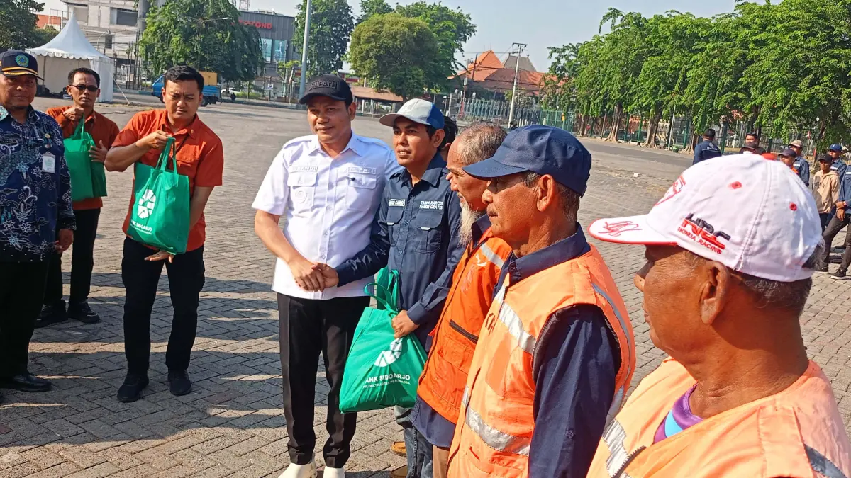 TEGAS: Bupati Sidoarjo Subandi bertemu juru parkir dalam apel di area parkir timur GOR Sidoarjo, Jumat (16/10) pagi. (DIKY SANSIRI/RADAR SIDOARJO)