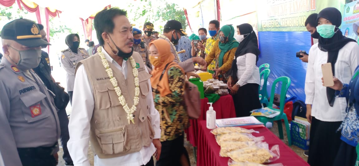 SEMANGAT:  Wakil Bupati Sidoarjo Nur Ahmad Syaifuddin (dua dari kiri) meresmikan Kampung Tangguh di Kecamatan Krembung, belum lama ini. Wabup menargetkan Krembung segera jadi zona hijau Covid-19. (RIZKY PUTRI PRATIMI/RADARE SIDOARJO)