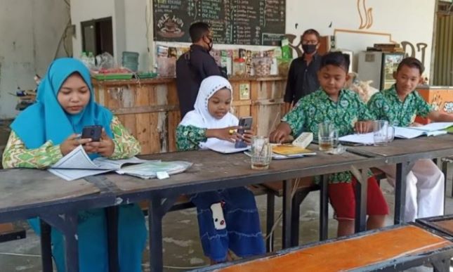 WIFI GRATIS: Siswa memilih belajar di salah satu warung di Desa Gemurung, Kecamatan Gedangan. (ISTIMEWA)
