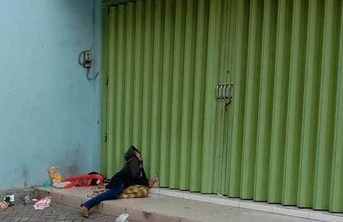 HEBOH: Korban meninggal dengan posisi bersandar di sebuah ruko Jalan Letjend Sutoyo, Waru. (ISTIMEWA)