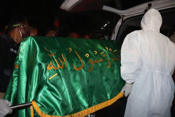 EVAKUASI: Petugas Identifikasi saat mengevakuasi korban dengan APD lengkap. (LUKMAN AL FARISI/RADAR SIDOARJO)
