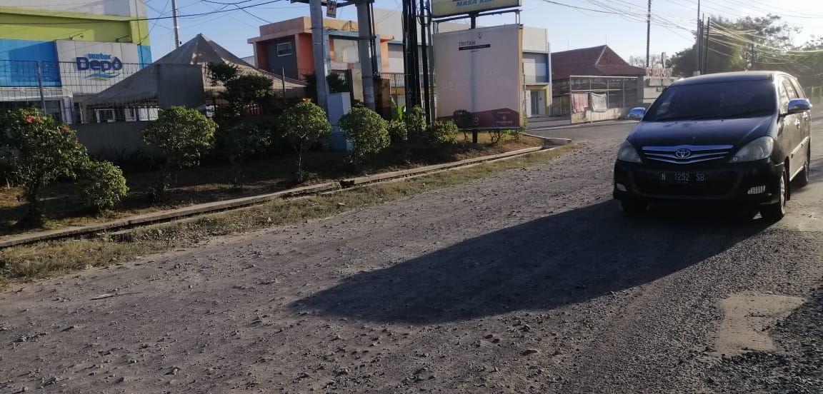 BAHAYA: Jalan aspal di Desa Wedi, Kecamatan Gedangan rusak parah dan menyisakan pasir. (ISTIMEWA)