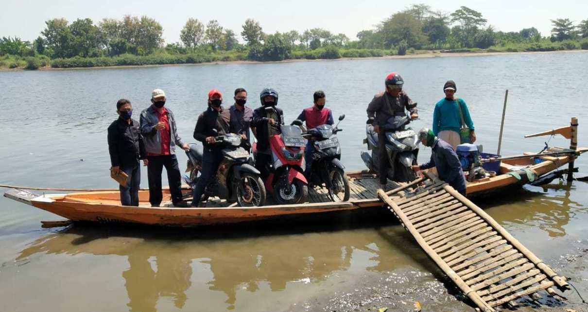 MEDAN BERAT: Tim Bawaslu saat perjalanan ke desa terpencil di Sidoarjo menggunakan perahu gethek. (ISTIMEWA)