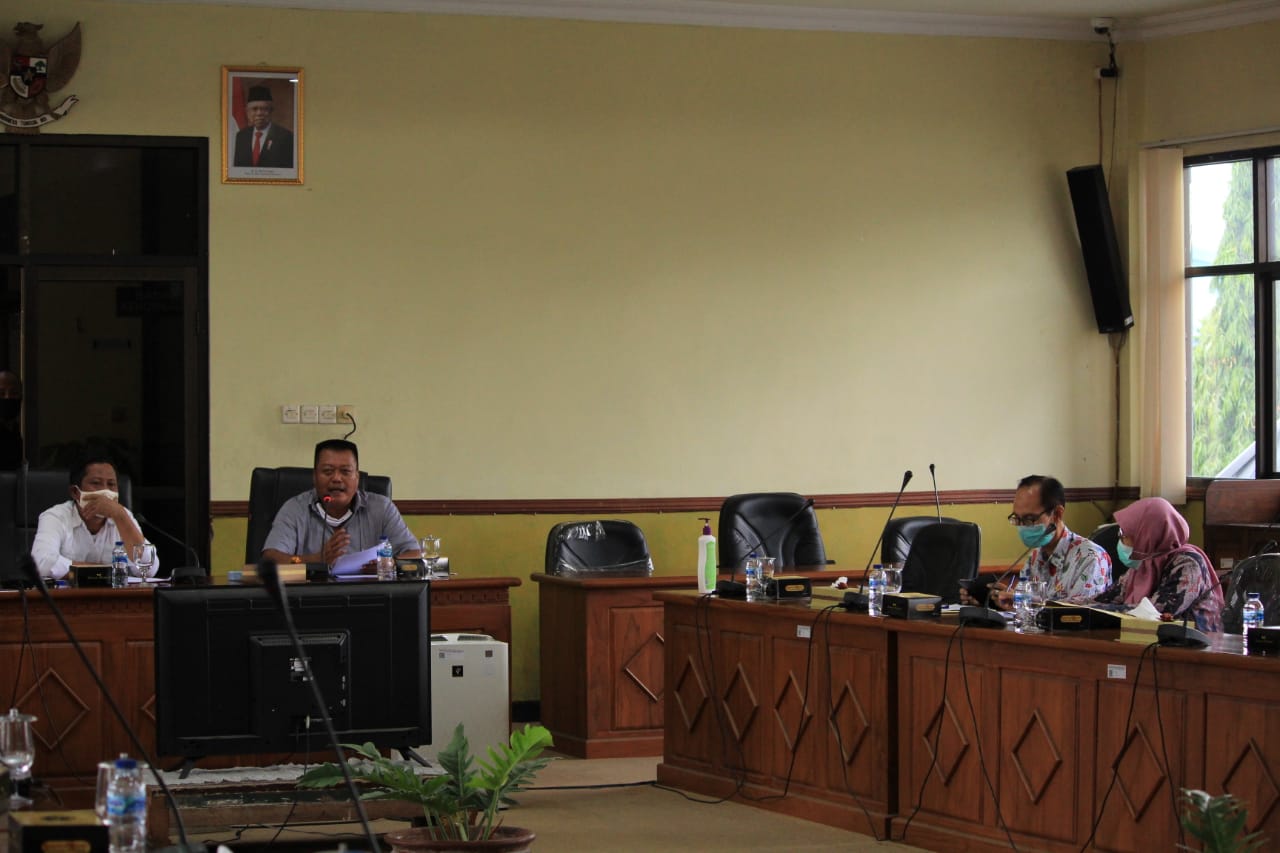 DISKUSI: Komisi C DPRD Sidoarjo saat hearing dengan Dinas PUBMSDA, kemarin (29/12).  (HENDRIK MUCHLISON/RADAR SIDOARJO)