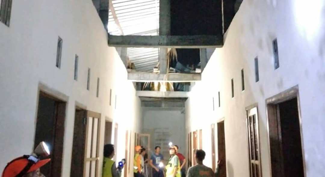 JEBOL: Salah satu atap rumah warga rusak akibat hujan lebat disertai angin kencang yang terjadi Minggu (27/12) malam. (IST)