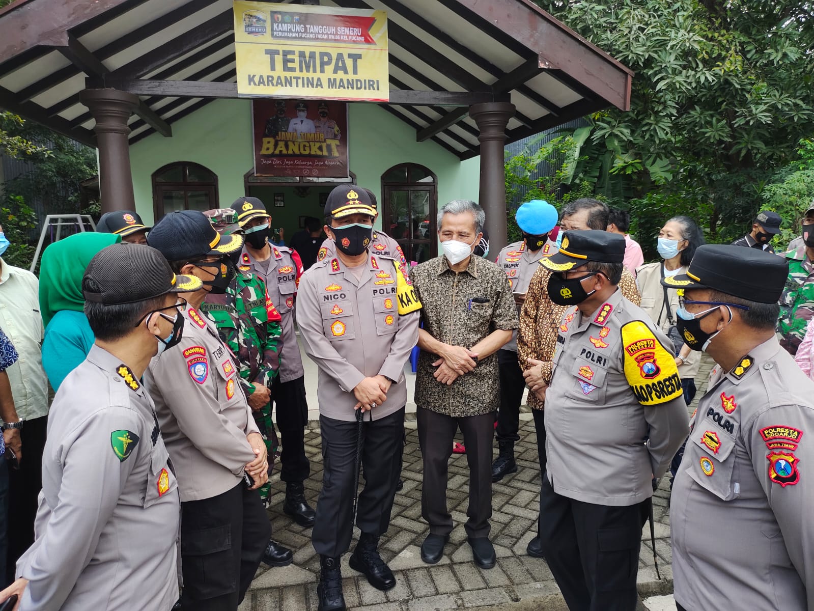 SIDAK: Kapolda Jatim Irjen Nico Afinta (tengah) saat melakukan sidak ke Kampung Tangguh di Perum Pucang Indah Sidoarjo. (LUKMAN AL FARISI/RADAR SIDOARJO