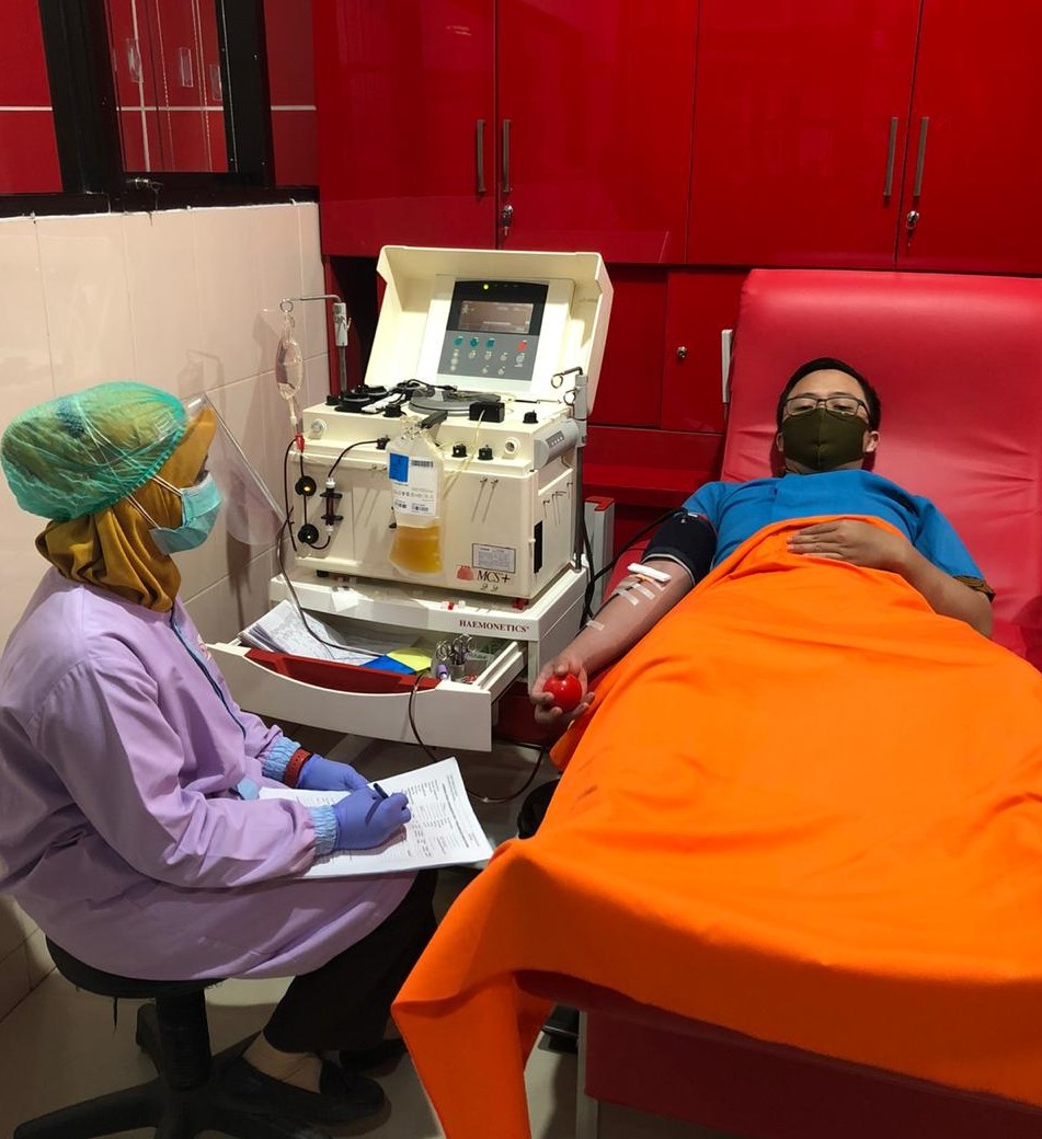 BERBAGI: Pendonor plasma konvalesen di UTD PMI Sidoarjo.  (RIZKY PUTRI PRATIMI/RADAR SIDOARJO)