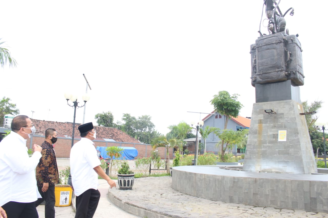 IKONIK: Monumen koper dan tas menjadi ikon Taman Budaya Tanggulangin. (IST)