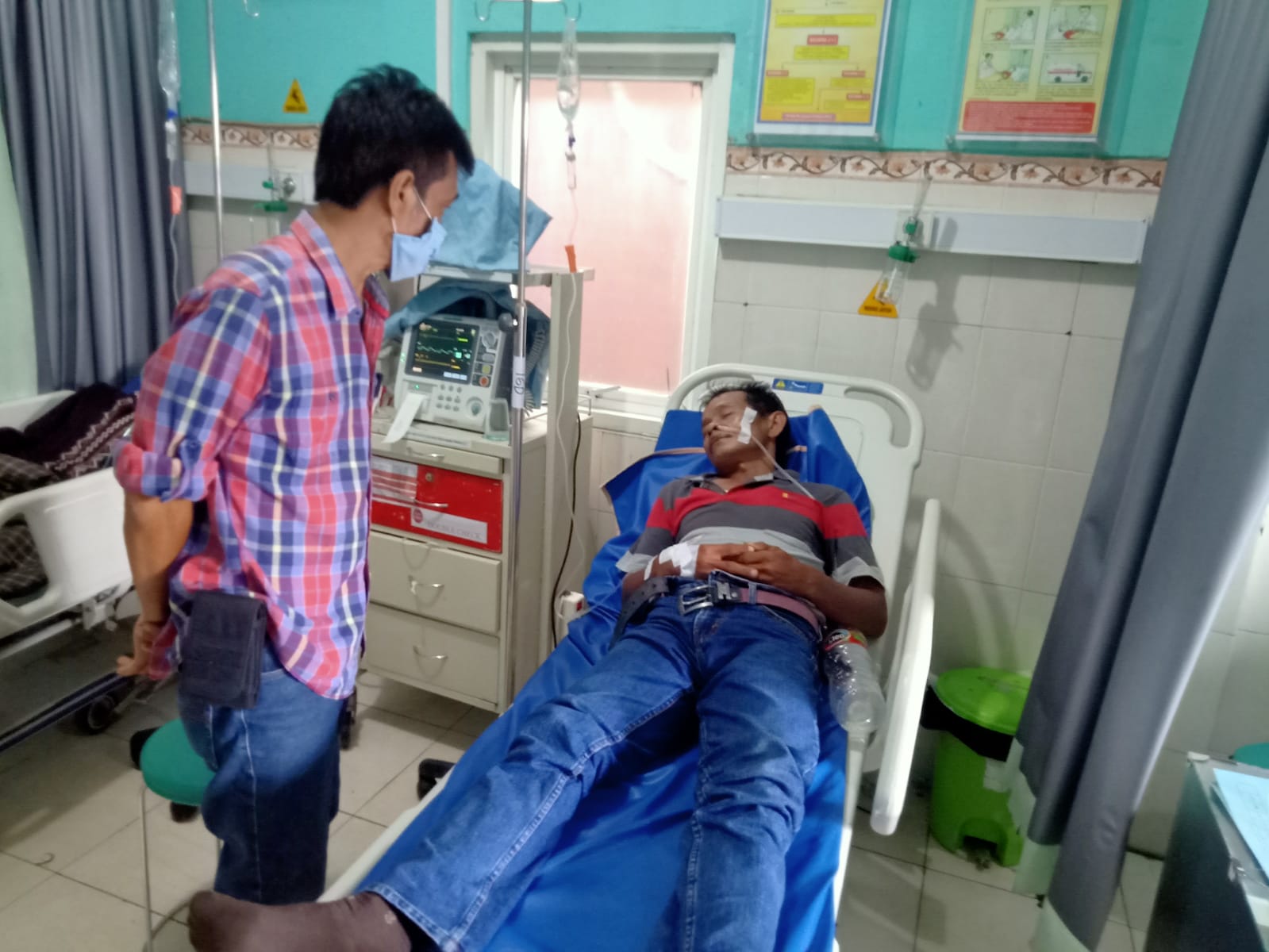 DIRAWAT: Korban saat dirawat di RS Rahman Rahim usai meminum cairan pembersih lantai. (IST)