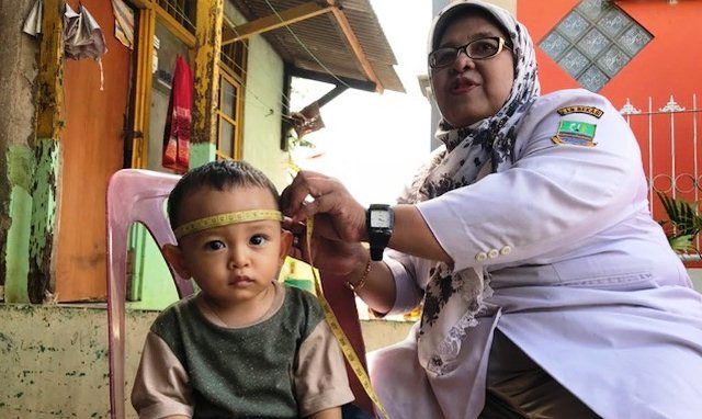 DIUKUR DULU: Lingkar kepala balita sangat penting untuk diketahui karena berkaitan erat dengan perkembangan anak. (IST)