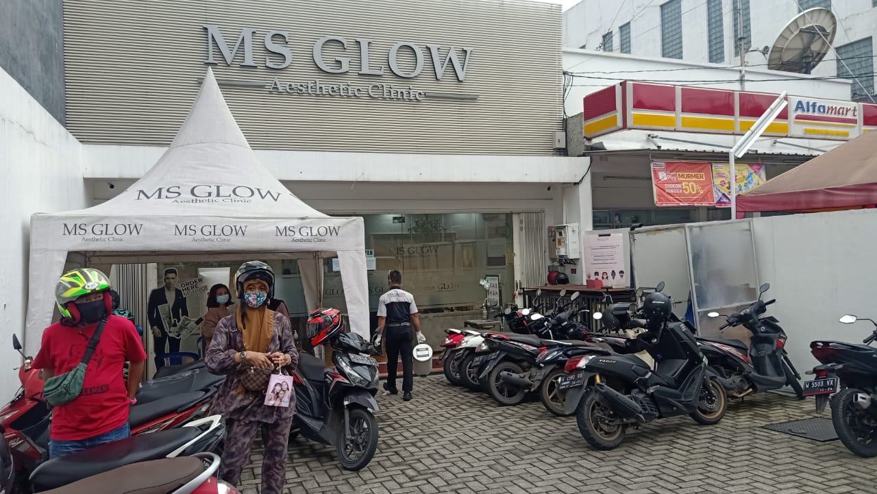 RAMAI: Klinik kecantikan MS Glow di Jalan Raya Jenggolo yang dibobol maling. (IST)