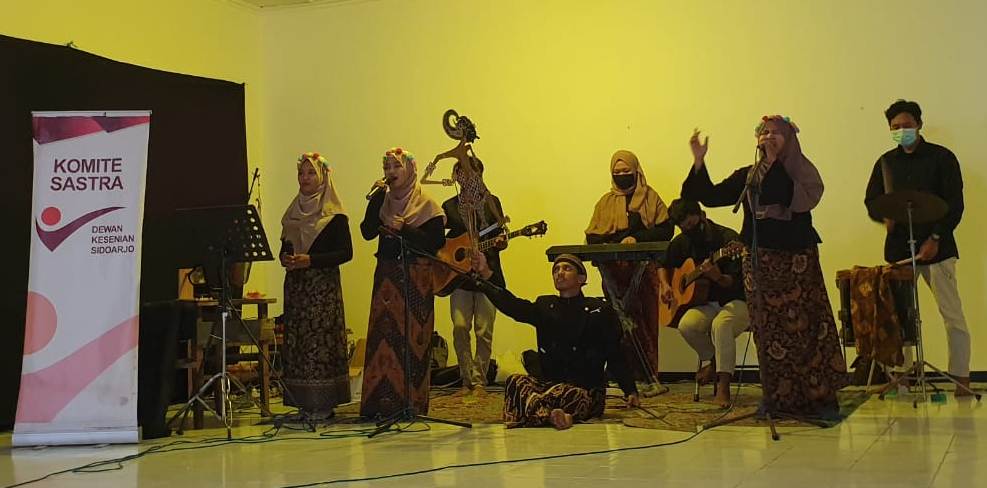 PERTUNJUKKAN: Musikalisasi puisi oleh Komite Sastra Dewan Kesenian Sidoarjo. (IST)