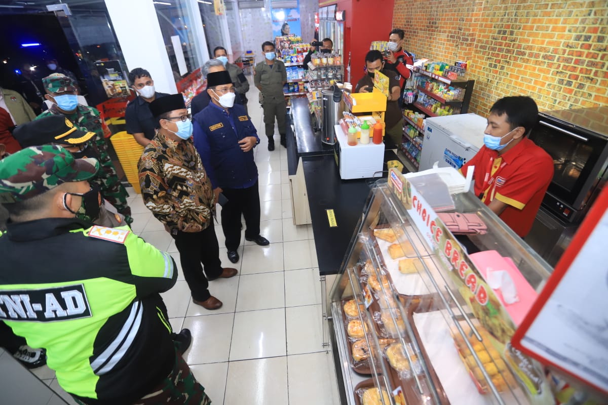 MELANGGAR: Forkopimda menemukan satu swalayan di Waru yang nekat buka saat jam malam, Kamis (31/12).  (IST)