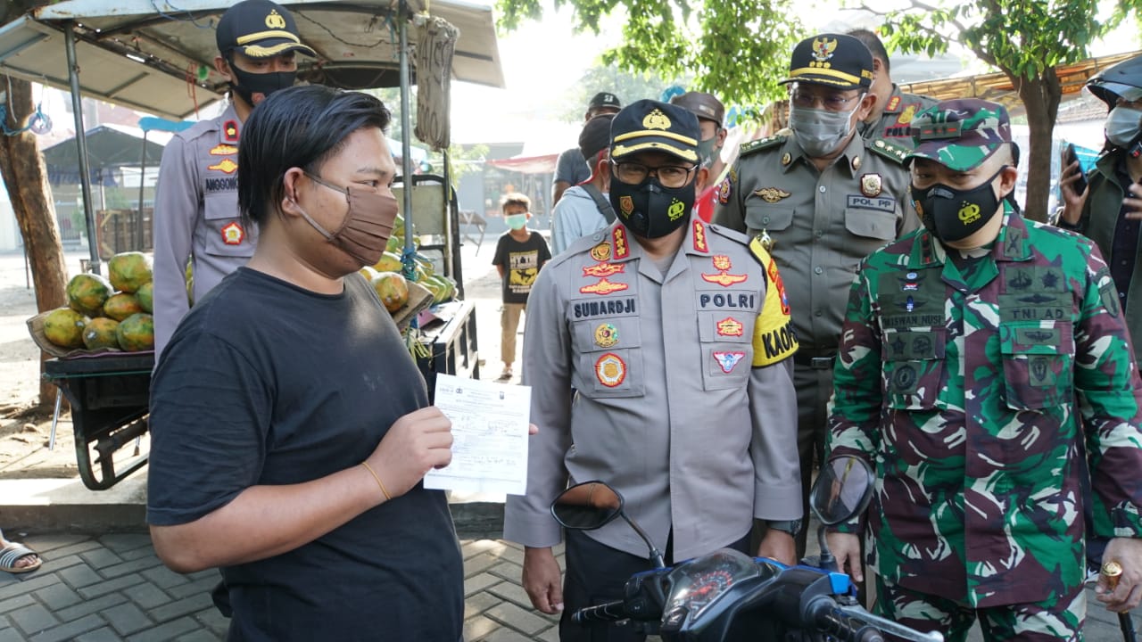 DISANKSI: Kapolresta Sidoarjo Kombes Pol. Sumardji turun langsung pada operasi yustisi, menilang warga yang tak mematuhi protokol kesehatan. (IST)