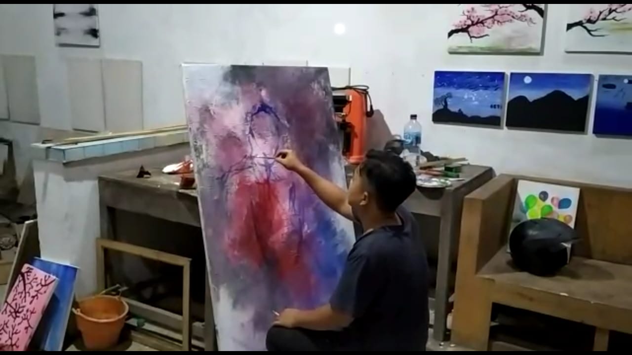 TERUS BERKARYA: Moch Al Insan Bella Bello, seniman ribuan karya yang terus produktif meski pandemi melanda. (IST)