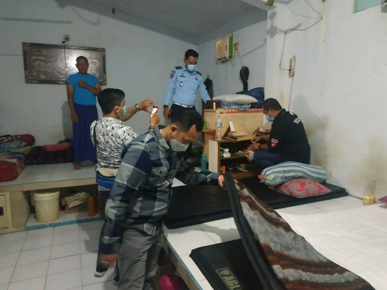 DIGELEDAH: Sejumlah petugas saat melakukan pemeriksaan di kamar-kamar blok F Lapas Porong. (IST)
