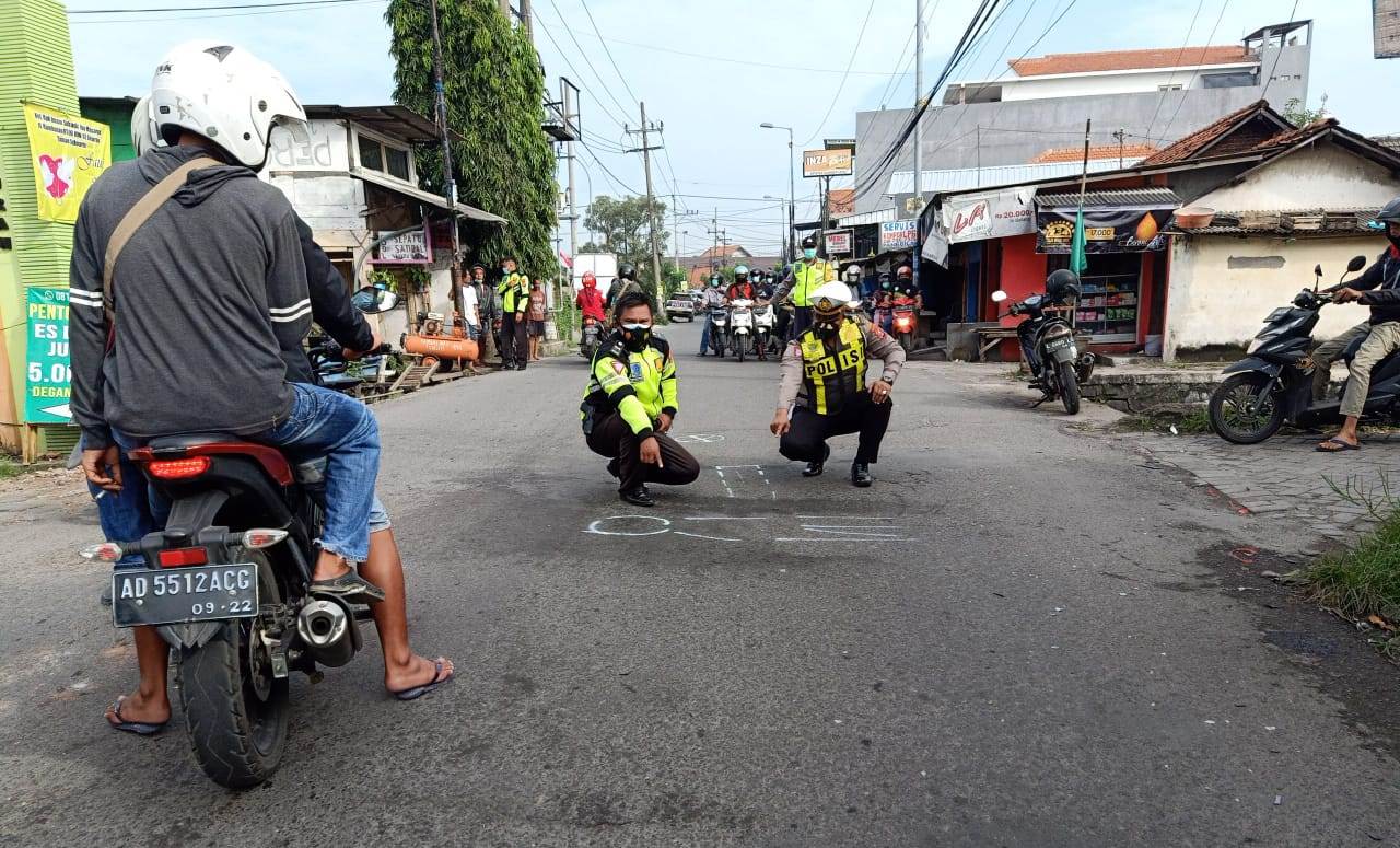 DIEVAKUASI: Korban saat dievakuasi ke rumah sakit untuk menjalani perawatan usai terlibat kecelakaan. (IST)