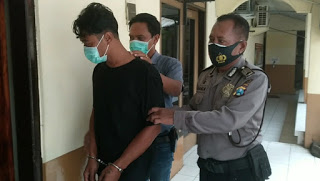 DIAMANKAN: Pelaku saat diamankan di Mapolsek Krian. (IST)