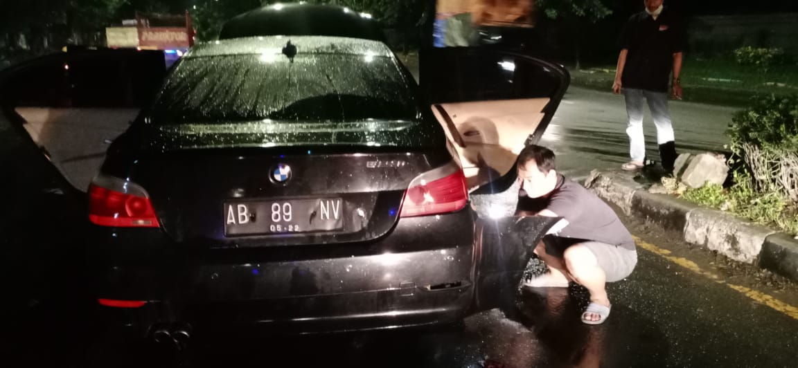 PADAM: Kondisi mobil BMW yang sempat terbakar berhasil dipadamkan petugas PMK Posko Candi.  (IST)