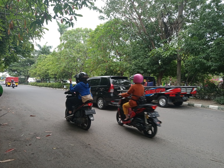 RAMAI: Kondisi jalan raya dimana korban mengalami aksi perampasan.  (LUKMAN AL FARISI/RADAR SIDOARJO)