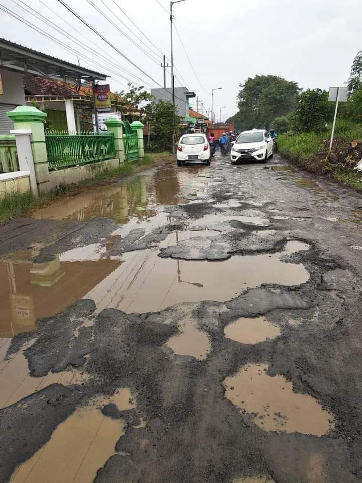 PARAH: Kondisi Jalan Becirongengor yang penuh lubang. (IST)