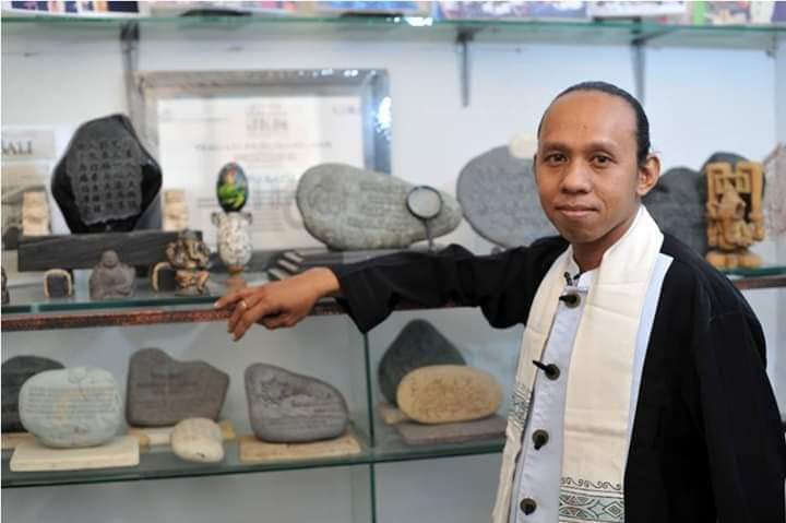SENIMAN: Empu Bagus dengan berbagai hasil karyanya. (HENDRIK MUCHLISON)
