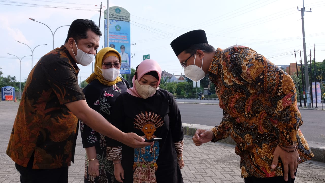SIAP: Bupati Sidoarjo Ahmad Mudhlor Ali  (kanan) dan  Kepala DPMPTSP Ary Suryono (kiri) menjelaskan jenis pelayanan publik di MPP Lingkar Timur pada Deputi Bidang Pelayanan Publik Kementerian Pendayagunaan Aparatur Negara dan Reformasi Birokrasi (PANRB),