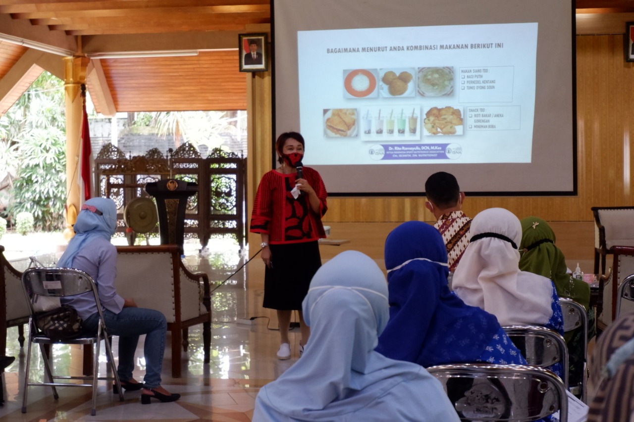 BERBAGI: Ahli gizi Rita Ramayulis menjelaskan komponen makanan seimbang untuk mengurangi anemia. (RIZKY PUTRI PRATIMI/RADAR SIDOARJO)