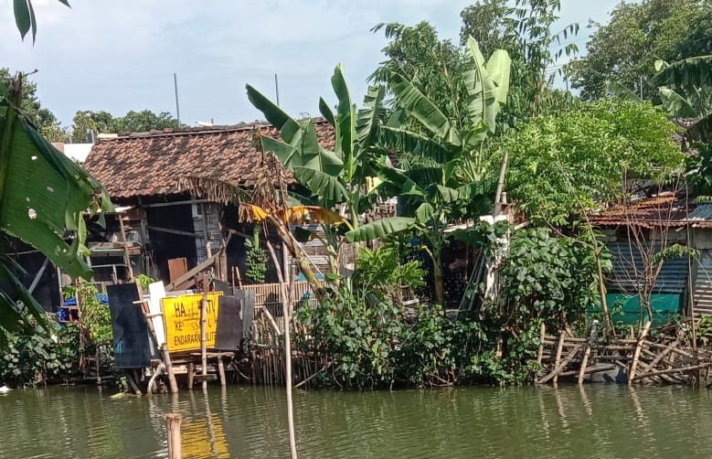 TRADISIONAL: Salah satu jamban yang ada di aliran sungai Pucang, Sidoarjo.  (IST)