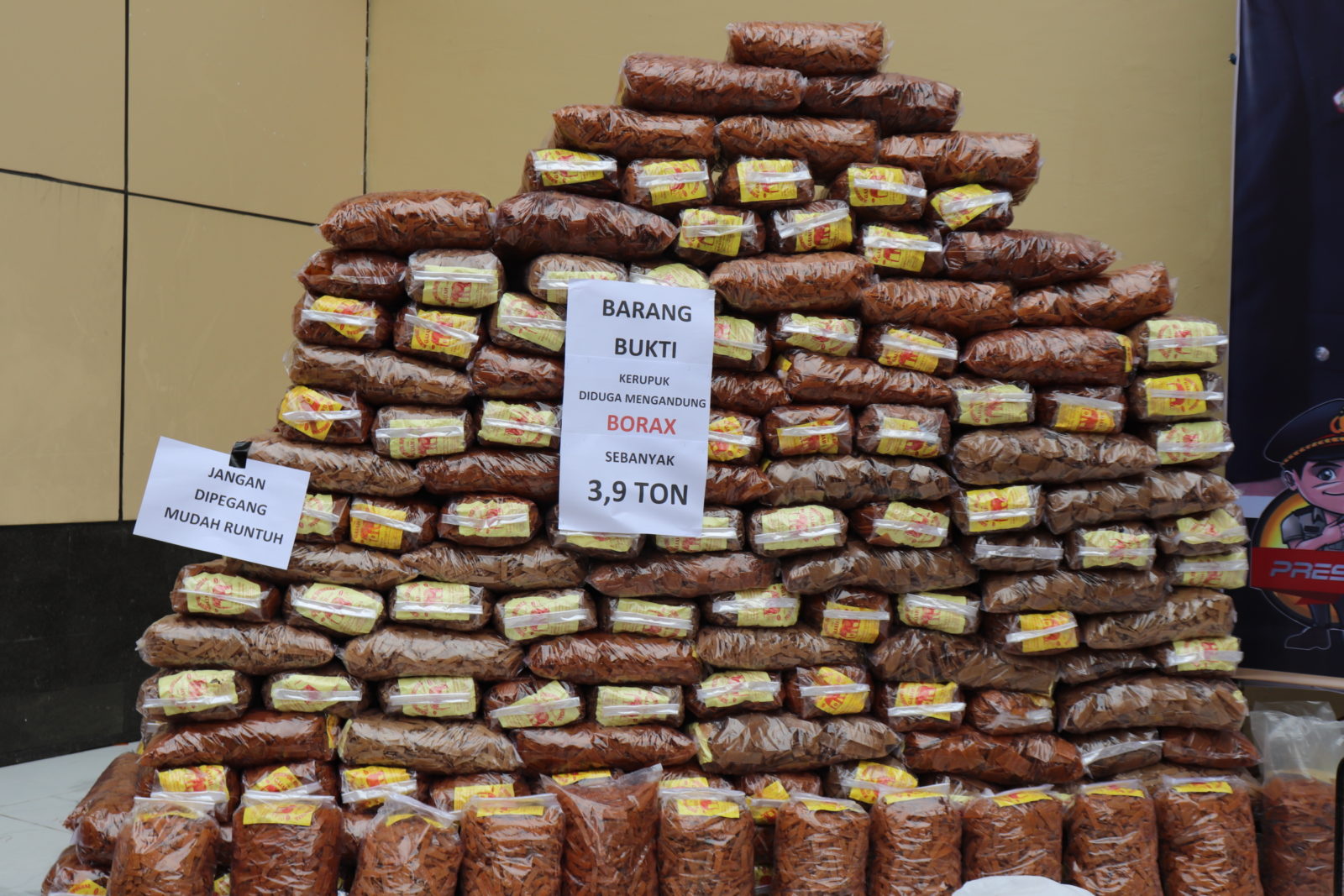 MENUMPUK: Ratusan kerupuk tahu berbahan borax saat disita petugas dan diamankan di Mapolresta Sidoarjo. (LUKMAN AL FARISI/RADAR SIDOARJO)