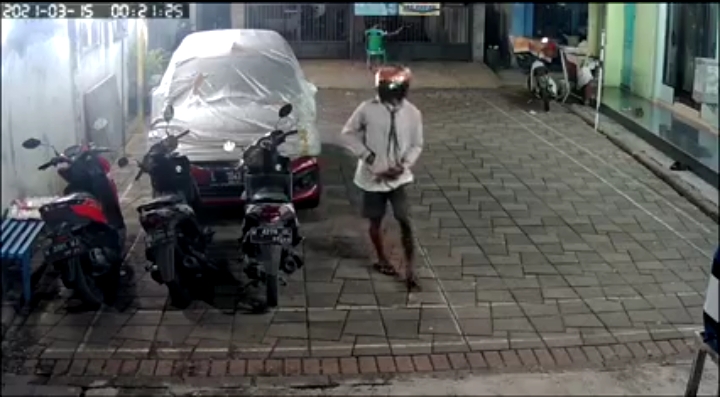 TEREKAM: Aksi pencurian motor oleh seorang pria terekam CCTV.  (IST)