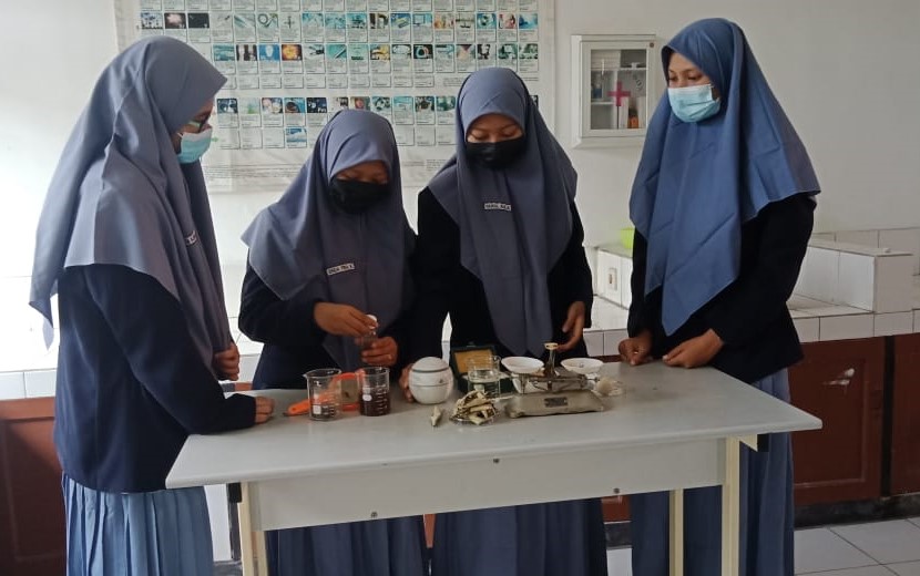 PRESTASI: Kelima siswi mempraktikkan cara membuat obat anti nyamuk dari serbuk daun mangrove api-api. RIZKY PUTRI PRATIMI/ RADAR SIDOARJO