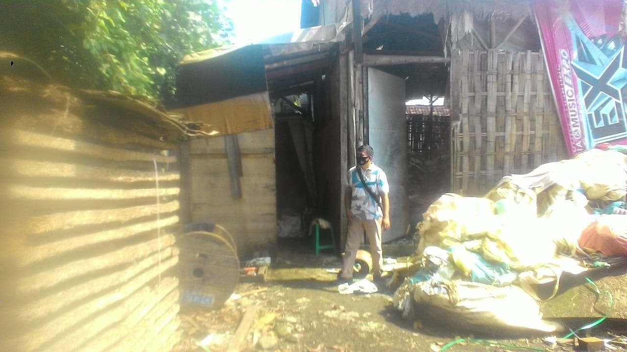 BERBAU: Petugas kepolisian saat mendatangi lokasi Gudang. (IST)