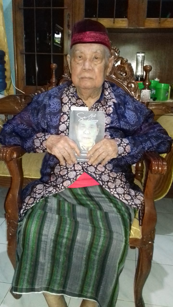 SEMANGAT: Sepuh tak menghalangi Soesanto Prijo Soetomo untuk menulis buku.  (RIZKY PUTRI PRATIMI/RADAR SIDOARJO)
