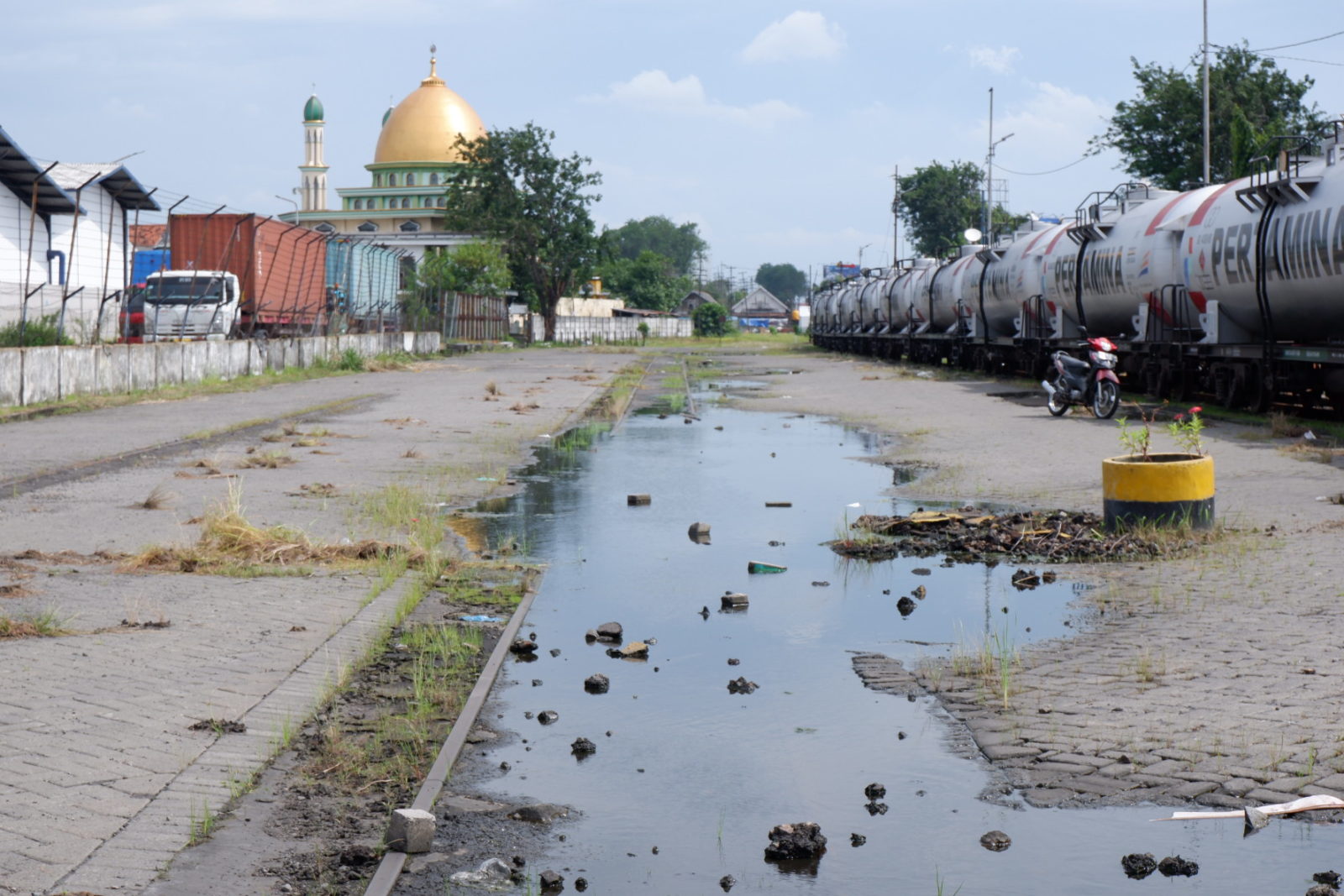 CEPAT: Pemkab Sidoarjo ingin jalur dekat Stasiun Waru tahun ini agar bisa dipergunakan sebagai frontage road.  (RIZKY PUTRI PRATIMI/RADAR SIDOARJO)