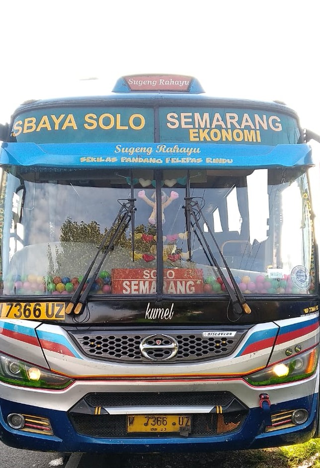DISITA: Bus Sugeng Rahayu yang terlibat kecelakaan di Jalan Raya Bakung Temenggungan Balongbendo saat diamankan petugas.  (IST)