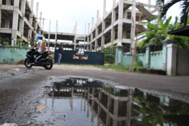 LENGANG: Gedung Wisma Atlet yang masih tersusun dari rangka beton.  (HENDRIK MUCHLISON/RADAR SIDOARJO)