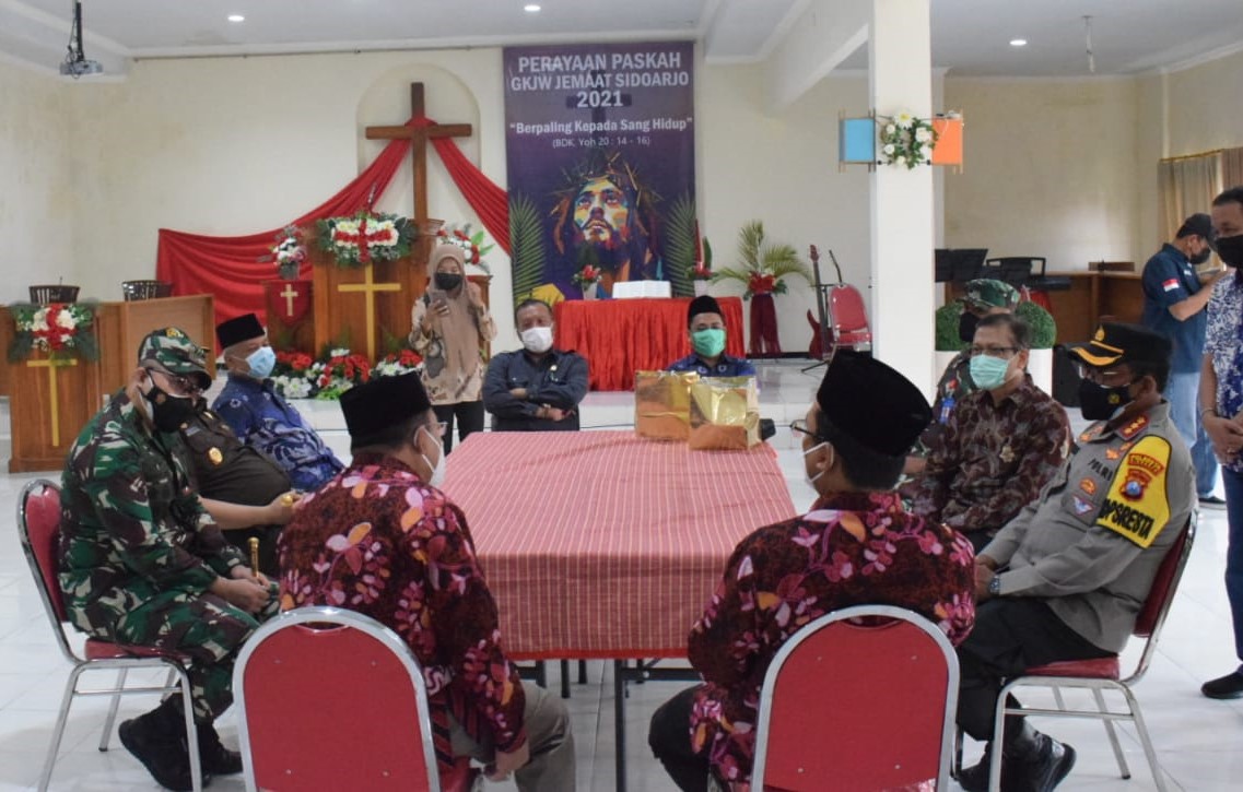 MENINJAU: Kapolresta Sidoarjo Kombes Pol. Sumardji bersama jajaran Forkopimda Sidoarjo saat meninjau gereja.  (IST)