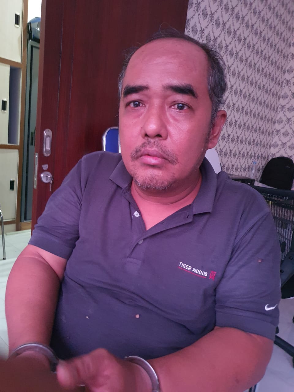 DIAMANKAN: Pelaku pengepul judi togel saat diamankan beserta barang buktinya.  (IST)