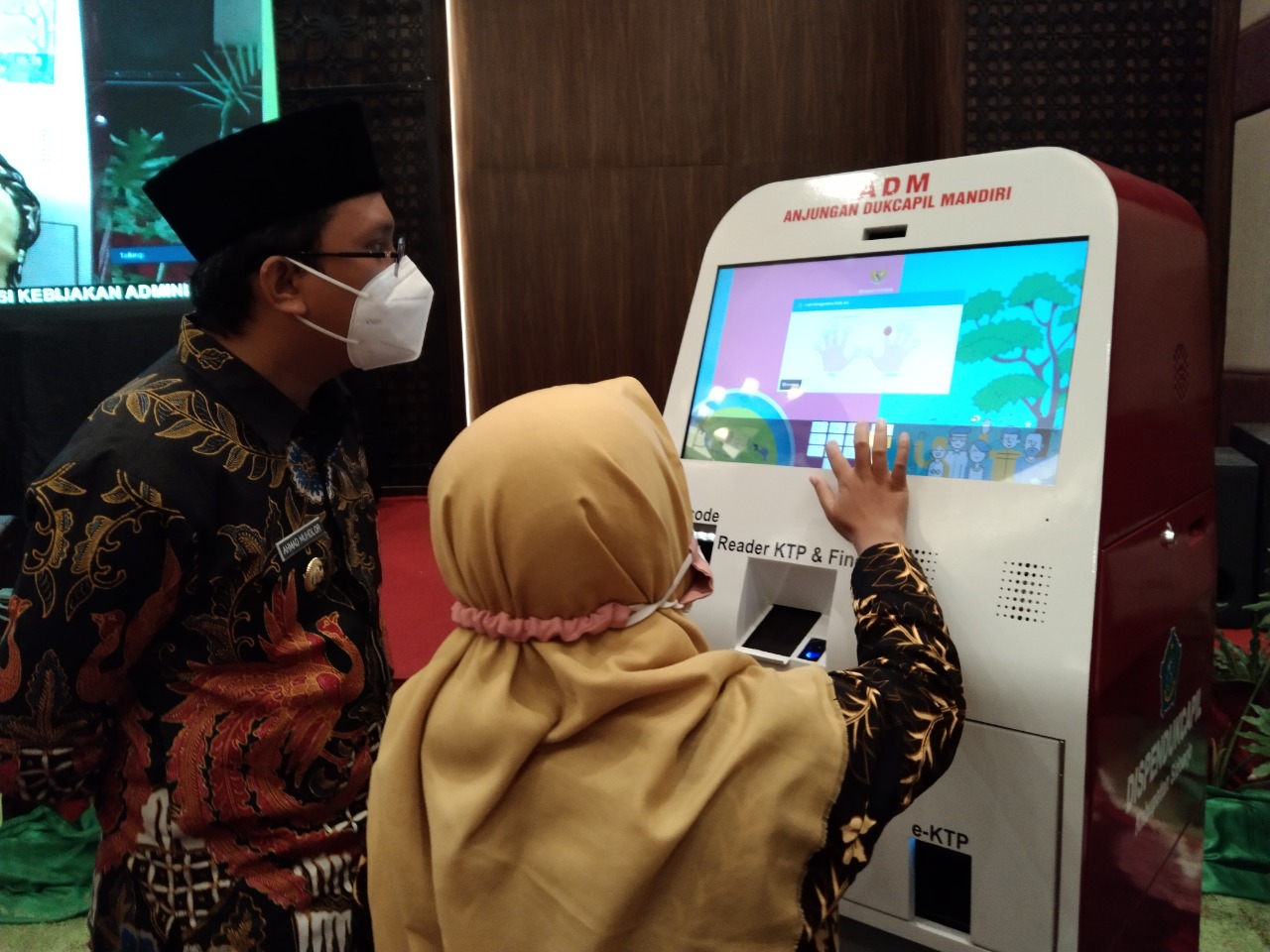 RINGKAS: Bupati Sidoarjo Ahmad Muhdlor ikut melihat uji coba cetak dokumen Dukcapil melalui mesin ADM, kemarin (29/6).  (RIZKY PUTRI PRATIMI/RADAR SIDOARJO)