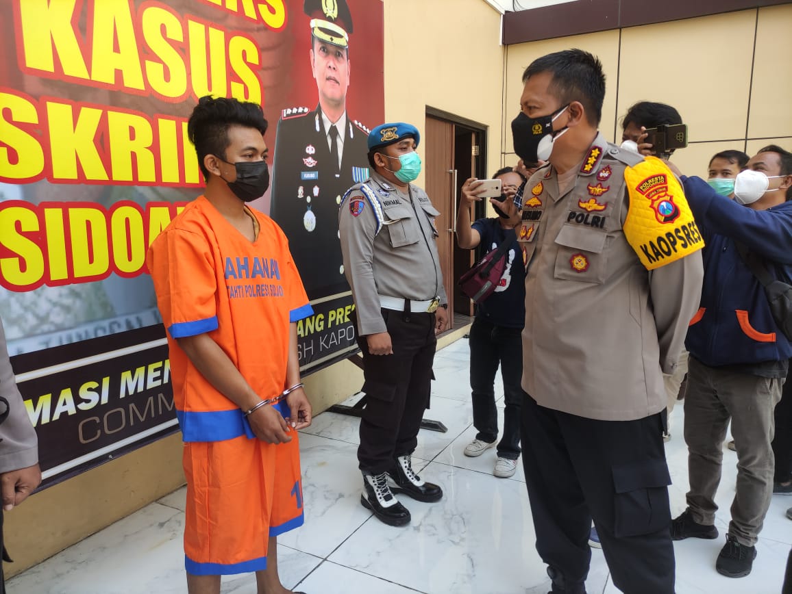 KEBANGETAN: Kapolresta Sidoarjo Kombes Pol Kusumo Wahyu Bintoro mengiterogasi tersangka saat jumpa pers, kemarin (13/7). (LUKMAN AL FARISI/RADAR SIDOARJO)