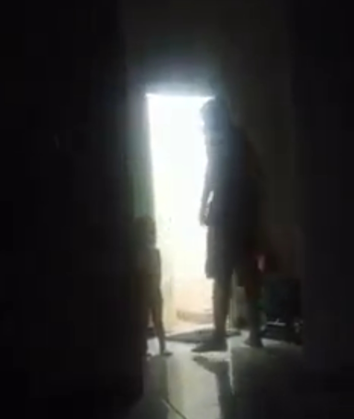 KOK TEGA: Moch Rizal Firmansyah terekam video saat diduga menganiaya anaknya.