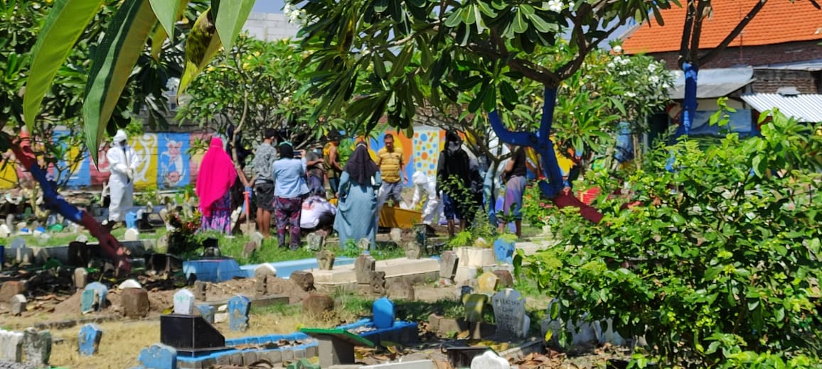 SUDAH BENAR: Jenazah Maria Indrawati akhirnya dimakamkan di TPU Magersari, kemarin.