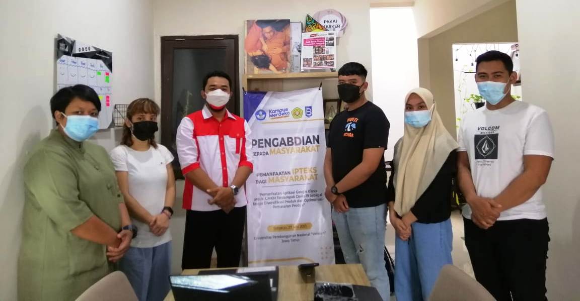 BIAR EKSIS: Dosen Prodi Sistem Informasi UPN Veteran Jawa Timur Tri Lathif Mardi Suryanto, S.Kom, M.T, (tiga dari kiri) dan Yoyok owner CGS dan tim berfoto bersama seusai diskusi pemanfaatan Google Bisnisku.
