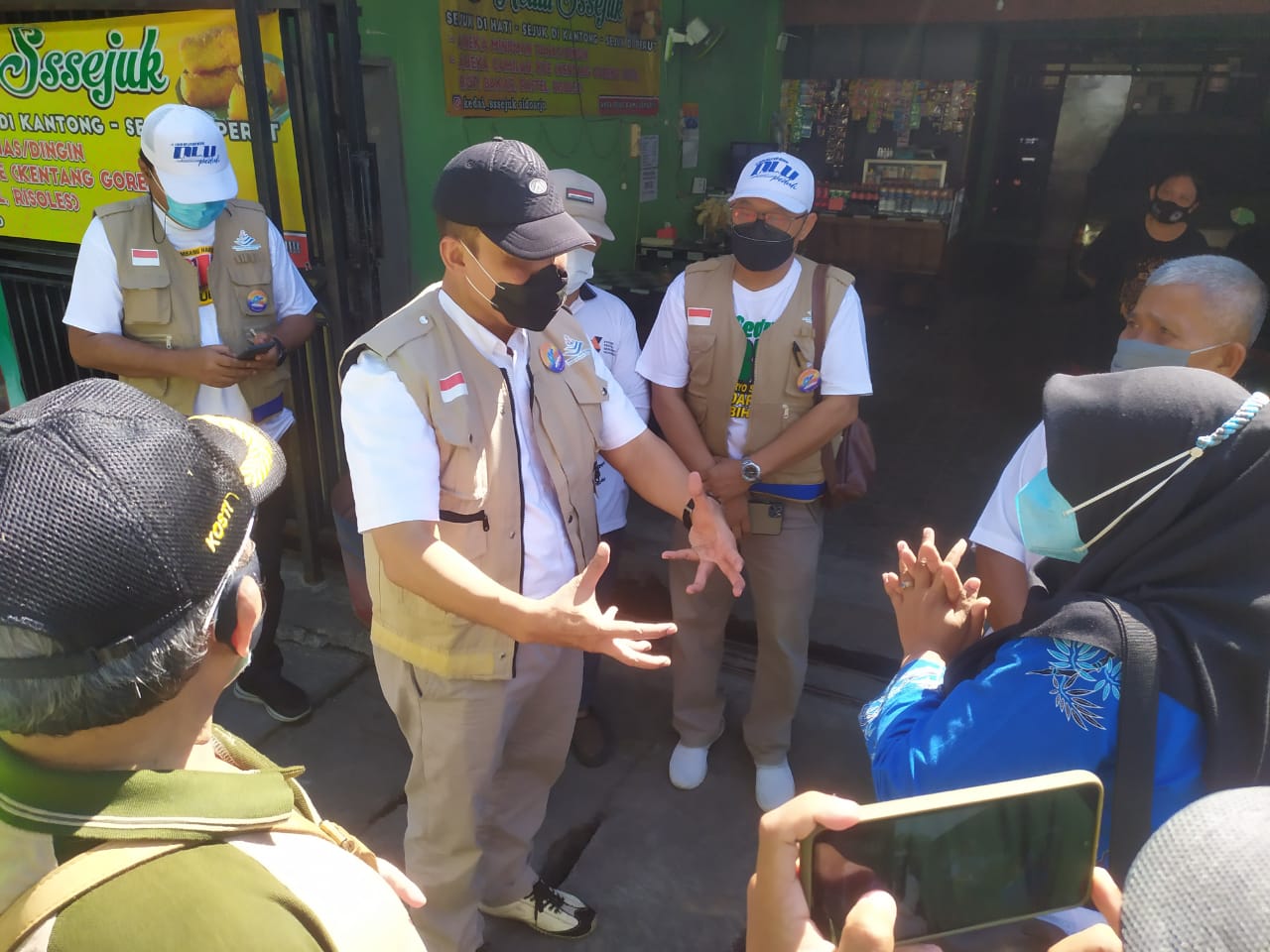 PENCEGAHAN : Bambang Haryo Soekartono berdialog dengan warga usai penyemprotan di Kelurahan Magersari. (HENDRIK MUCHLISON/RADAR SIDOARJO)