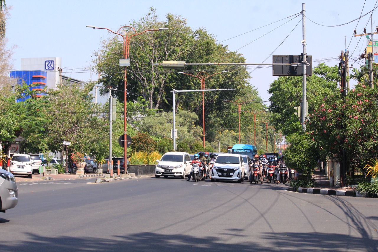TAMBAH TERTIB: Simpang empat Alun-alun Sidoarjo jadi salah satu titik yang akan dipasang kamera ETLE. (HENDRIK MUCHLISON/RADAR SIDOARJO)